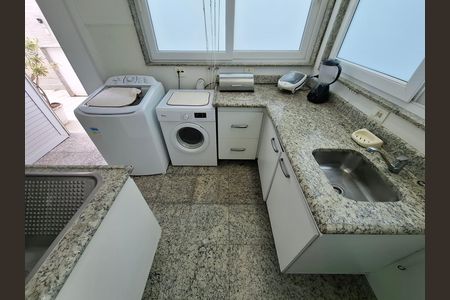 Casa à venda com 325m², 5 quartos e 2 vagas Casa à venda com 325m², 5 quartos e 2 vagasÁrea de serviço