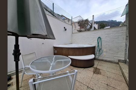 Casa à venda com 325m², 5 quartos e 2 vagas Casa à venda com 325m², 5 quartos e 2 vagasÁrea externa