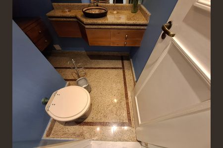 Casa à venda com 325m², 5 quartos e 2 vagas Casa à venda com 325m², 5 quartos e 2 vagasLavabo