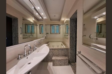 Casa à venda com 325m², 5 quartos e 2 vagas Casa à venda com 325m², 5 quartos e 2 vagasBanheiro da suíte 4