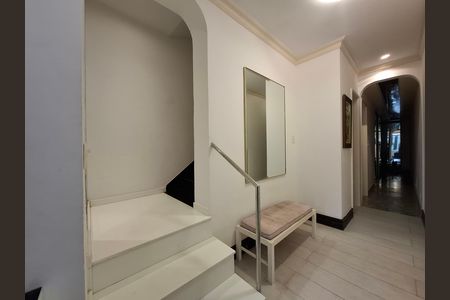 Casa à venda com 325m², 5 quartos e 2 vagas Casa à venda com 325m², 5 quartos e 2 vagasCorredor