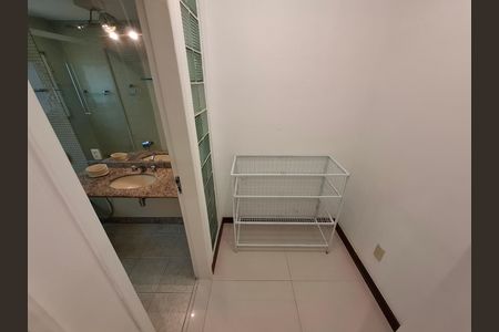 Casa à venda com 325m², 5 quartos e 2 vagas Casa à venda com 325m², 5 quartos e 2 vagasBanheiro da suíte 5