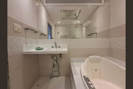 Casa à venda com 325m², 5 quartos e 2 vagas Casa à venda com 325m², 5 quartos e 2 vagasBanheiro da suíte 1