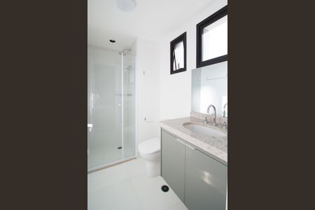 Banheiro de kitnet/studio para alugar com 1 quarto, 30m² em Indianópolis, São Paulo