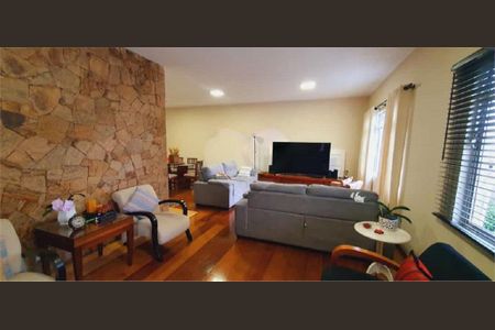 Casa à venda com 263m², 9 quartos e sem vaga