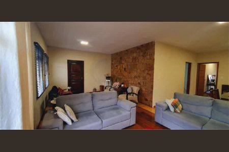 Casa à venda com 263m², 9 quartos e sem vaga