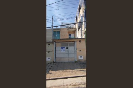 Casa à venda com 220m², 4 quartos e 2 vagasFachada + Placa