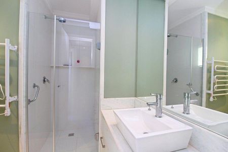 Casa de condomínio para alugar com 368m², 3 quartos e 3 vagasBanheiro 3