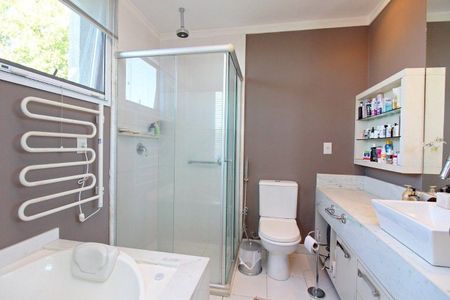 Casa de condomínio para alugar com 368m², 3 quartos e 3 vagasBanheiro 1