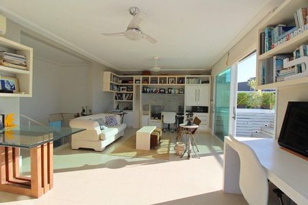 Casa de condomínio para alugar com 368m², 3 quartos e 3 vagasSala