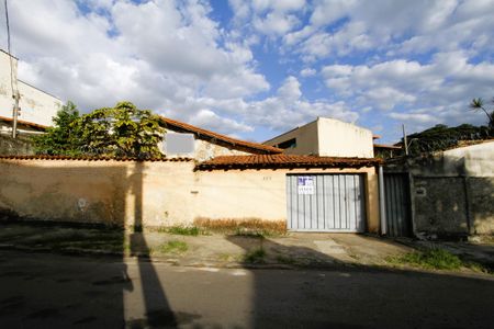 Casa à venda com 150m², 5 quartos e 2 vagasFachada