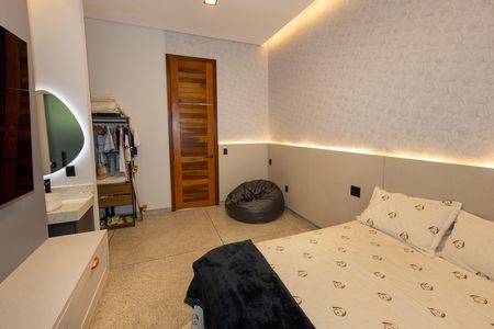 Casa de condomínio à venda com 320m², 4 quartos e 4 vagas Casa de condomínio à venda com 320m², 4 quartos e 4 vagasSemi Suíte 2