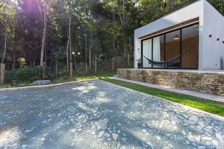 Casa de condomínio à venda com 320m², 4 quartos e 4 vagas Casa de condomínio à venda com 320m², 4 quartos e 4 vagasQuintal