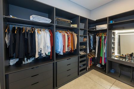 Casa de condomínio à venda com 320m², 4 quartos e 4 vagas Casa de condomínio à venda com 320m², 4 quartos e 4 vagasCloset da Suíte 1