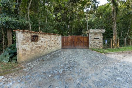 Casa de condomínio à venda com 320m², 4 quartos e 4 vagas Casa de condomínio à venda com 320m², 4 quartos e 4 vagasFachada