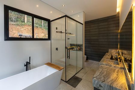 Casa de condomínio à venda com 320m², 4 quartos e 4 vagas Casa de condomínio à venda com 320m², 4 quartos e 4 vagasBanheiro da Suíte 1