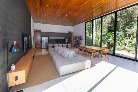 Casa de condomínio à venda com 320m², 4 quartos e 4 vagas Casa de condomínio à venda com 320m², 4 quartos e 4 vagasSala de TV
