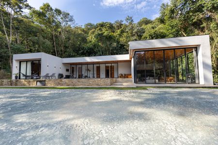 Casa de condomínio à venda com 320m², 4 quartos e 4 vagas Casa de condomínio à venda com 320m², 4 quartos e 4 vagasFachada