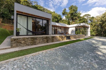 Casa de condomínio à venda com 320m², 4 quartos e 4 vagas Casa de condomínio à venda com 320m², 4 quartos e 4 vagasFachada