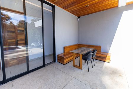 Casa de condomínio à venda com 320m², 4 quartos e 4 vagas Casa de condomínio à venda com 320m², 4 quartos e 4 vagasÁrea da Piscina