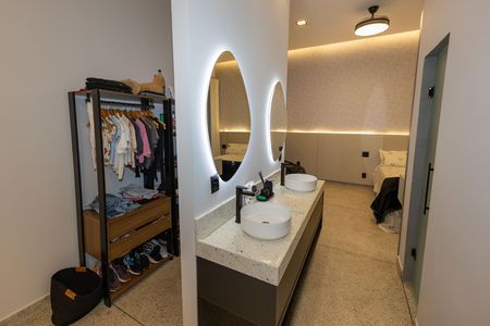 Casa de condomínio à venda com 320m², 4 quartos e 4 vagas Casa de condomínio à venda com 320m², 4 quartos e 4 vagasBanheiro da Semi Suíte 1 e 2