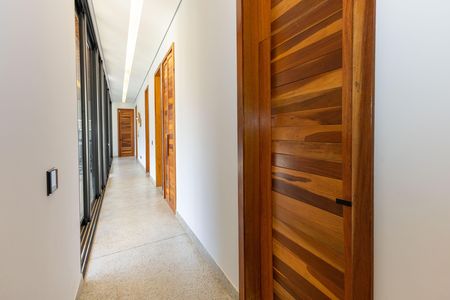 Casa de condomínio à venda com 320m², 4 quartos e 4 vagas Casa de condomínio à venda com 320m², 4 quartos e 4 vagasCorredor dos Quartos