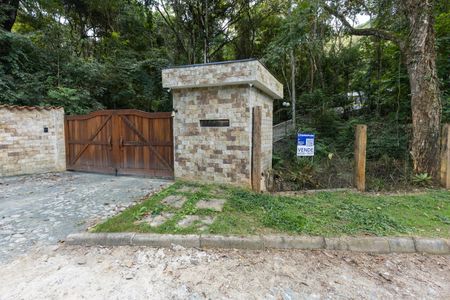 Casa de condomínio à venda com 320m², 4 quartos e 4 vagas Casa de condomínio à venda com 320m², 4 quartos e 4 vagasFachada com Placa
