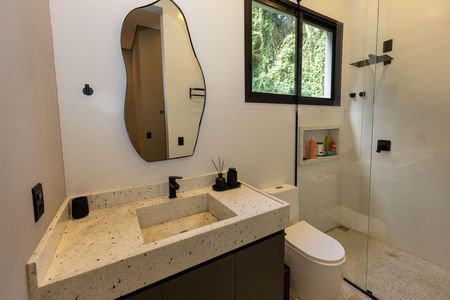 Casa de condomínio à venda com 320m², 4 quartos e 4 vagas Casa de condomínio à venda com 320m², 4 quartos e 4 vagasBanheiro da Suíte 2