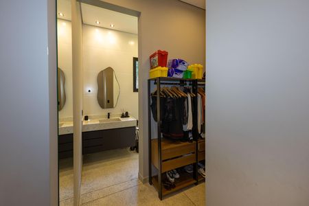 Casa de condomínio à venda com 320m², 4 quartos e 4 vagas Casa de condomínio à venda com 320m², 4 quartos e 4 vagasCloset da Suíte 2