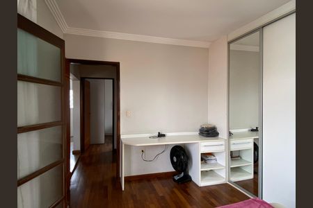 Casa à venda com 278m², 3 quartos e 8 vagasQuarto 2