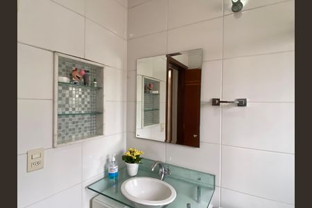 Casa à venda com 278m², 3 quartos e 8 vagasBanheiro 2