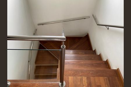 Casa à venda com 278m², 3 quartos e 8 vagasSala - Escada