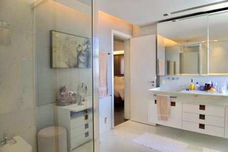 Apartamento para alugar com 225m², 3 quartos e 4 vagasSuíte 1 - Banheiro