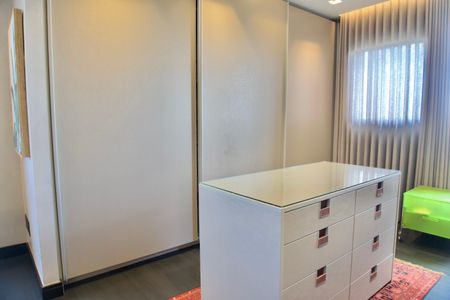 Apartamento para alugar com 225m², 3 quartos e 4 vagasSuíte 1 - Armários