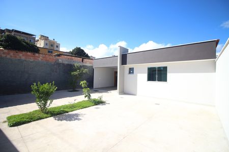 Casa à venda com 100m², 2 quartos e 6 vagasQuintal