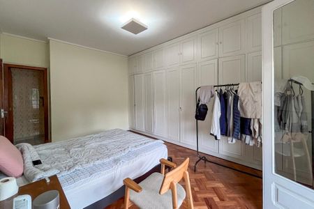 Casa à venda com 475m², 7 quartos e 4 vagas Casa à venda com 475m², 7 quartos e 4 vagasQuarto 1