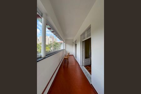 Casa à venda com 475m², 7 quartos e 4 vagas Casa à venda com 475m², 7 quartos e 4 vagasVaranda