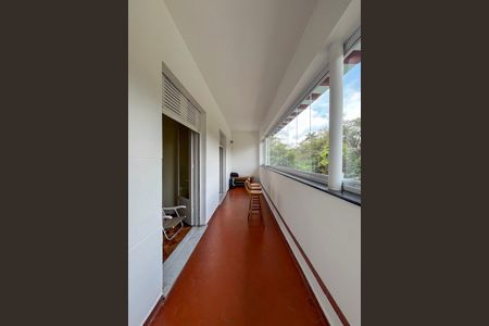 Casa à venda com 475m², 7 quartos e 4 vagas Casa à venda com 475m², 7 quartos e 4 vagasVaranda