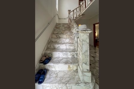 Casa à venda com 475m², 7 quartos e 4 vagas Casa à venda com 475m², 7 quartos e 4 vagasEscada