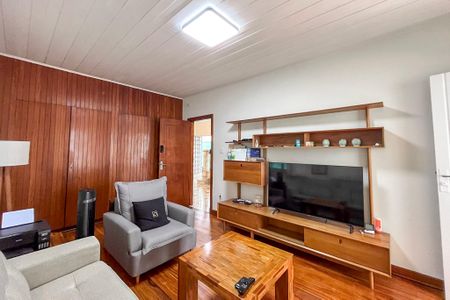 Casa à venda com 475m², 7 quartos e 4 vagas Casa à venda com 475m², 7 quartos e 4 vagasSala de TV