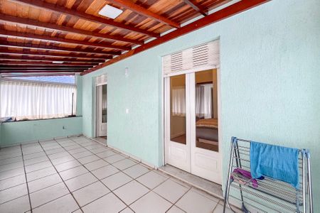 Casa à venda com 475m², 7 quartos e 4 vagas Casa à venda com 475m², 7 quartos e 4 vagasVaranda