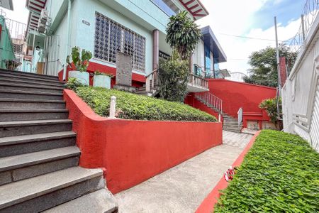 Casa à venda com 475m², 7 quartos e 4 vagas Casa à venda com 475m², 7 quartos e 4 vagasEntrada