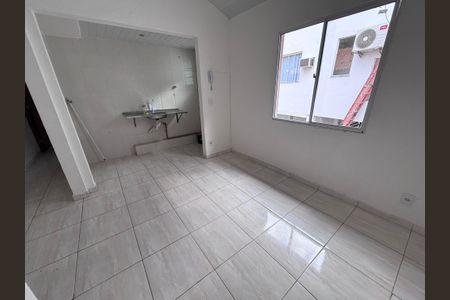 Sala de casa para alugar com 1 quarto, 50m² em Recreio dos Bandeirantes, Rio de Janeiro