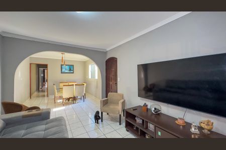 Casa à venda com 250m², 2 quartos e 2 vagasSala