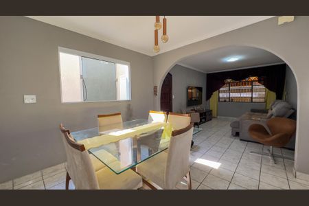 Casa à venda com 250m², 2 quartos e 2 vagasSala