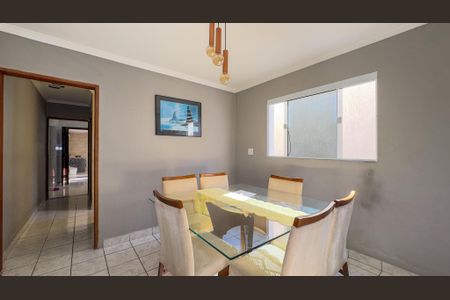 Casa à venda com 250m², 2 quartos e 2 vagasSala