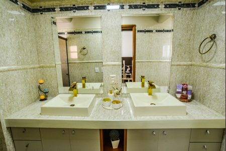 Apartamento à venda com 154m², 3 quartos e 2 vagas Apartamento à venda com 154m², 3 quartos e 2 vagasBanheiro da Suíte