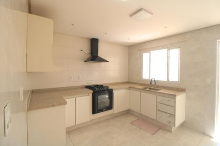 Casa para alugar com 70m², 2 quartos e 2 vagasCozinha