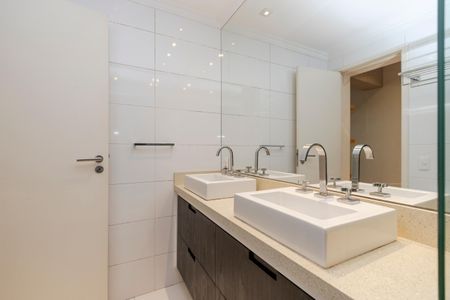 Apartamento para alugar com 189m², 4 quartos e 3 vagas Apartamento para alugar com 189m², 4 quartos e 3 vagasBanheiro da Suíte 1