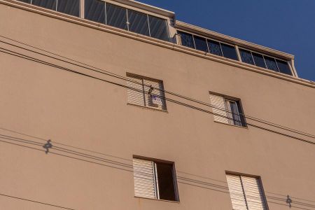 Apartamento para alugar com 102m², 2 quartos e 2 vagasÀrea Comum- Fachada lateral-Janela com placa do Quinto andar instalada  